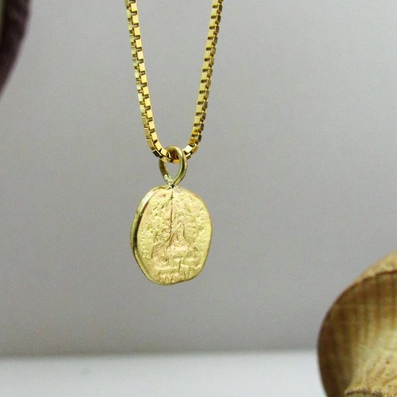 Gold necklace.